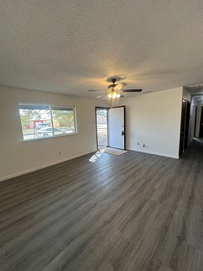 Building Photo - Spacious 4 Bed Home! Large Backyard with a...