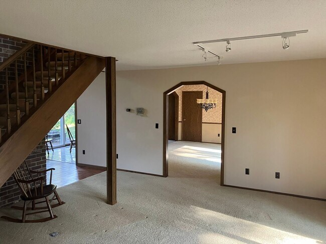 Building Photo - 4 Bedroom 3.5 Bath Wooded Lot
