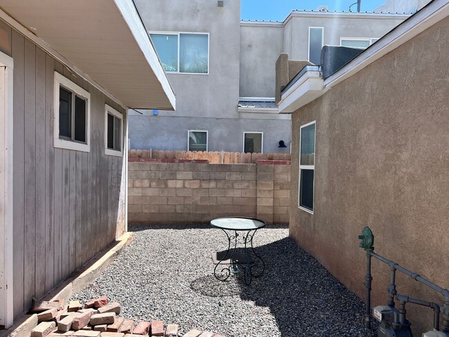 Building Photo - 3 Bedroom, 2 Bath w/ kitchen appliances, l...