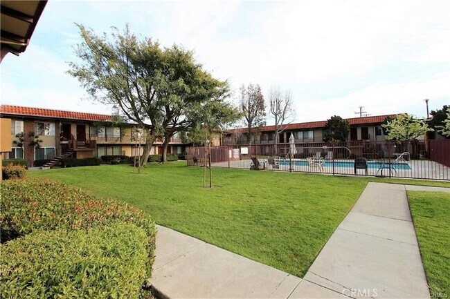 Building Photo - 1400 W Warner Ave