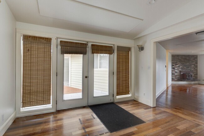 Building Photo - Charming Upper-Level Home with Water View – Walk to Downtown Coupeville