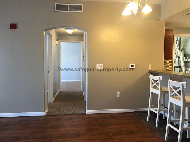 Building Photo - Fabulous 2 Bedroom Condo in Sandy