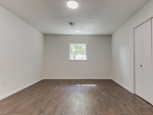 Building Photo - 1913 N Moulton Ct