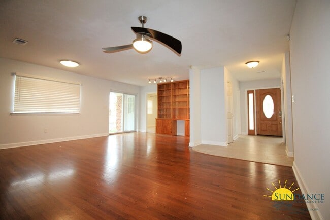 Building Photo - Stunning 4 Bedroom Home in Fort Walton Beach