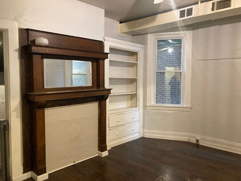 Large middle room - 406 Grace St