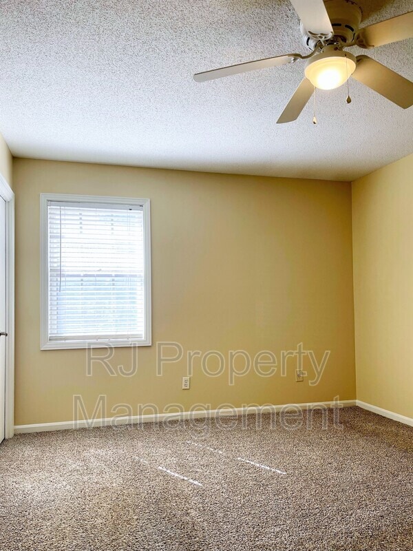 Building Photo - 3235 Foxgate Dr