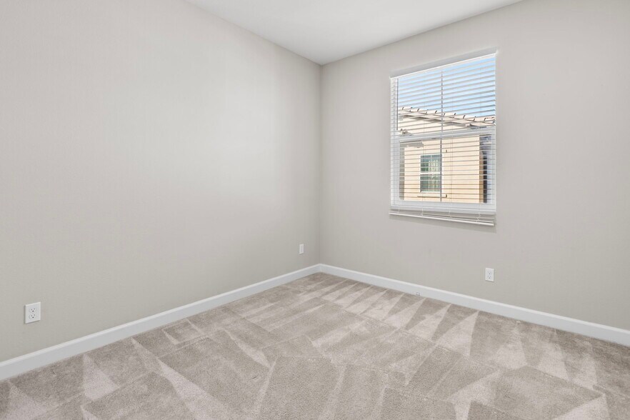 Building Photo - 1073 Delpy View Pt