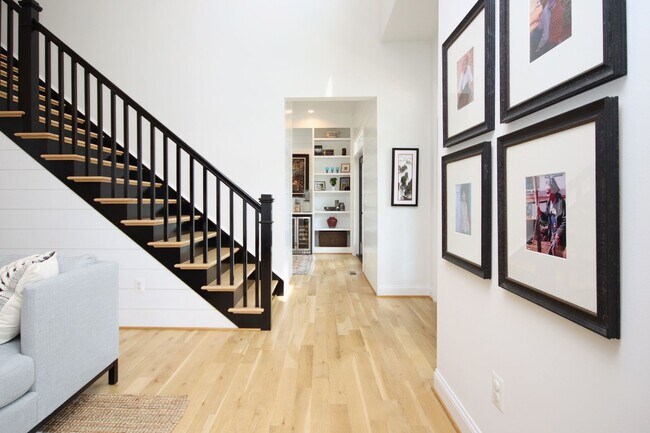 Building Photo - Beautiful, Custom-Built Pet-Friendly Lochlyn Hill Home