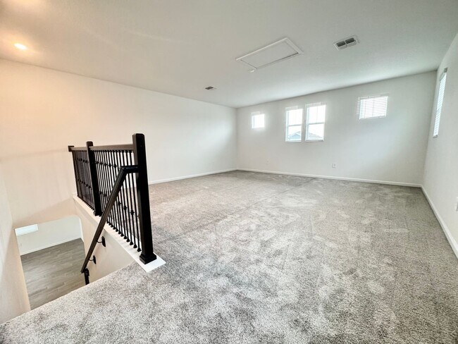 Building Photo - Like New - Large 4/4 Single Story Home wit...