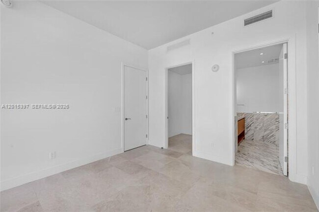 Building Photo - 175 SE 25th Rd