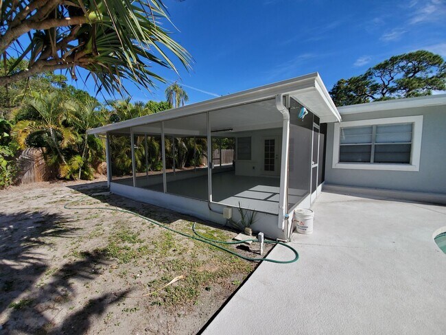 Building Photo - Stunning Pool Home in Sapphire Shores – West of the Trail Near the Ringling Museum