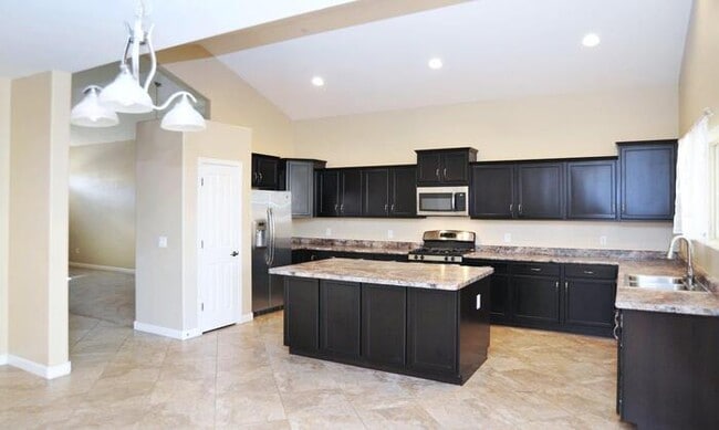 Building Photo - Amazing 2-Story Home