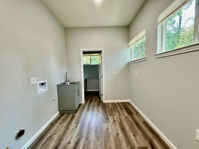 Building Photo - NEWLY RENOVATED 3 BED, 3 BATH ONE STORY HO...
