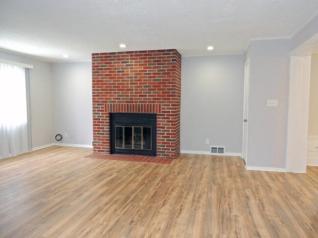 Building Photo - 3 Bed - 1 Bath Colonial is available for Rent!