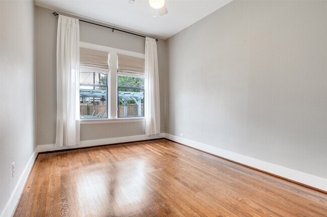 Building Photo - 5146 Goodwin Ave