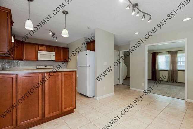 Building Photo - Spacious Townhome!