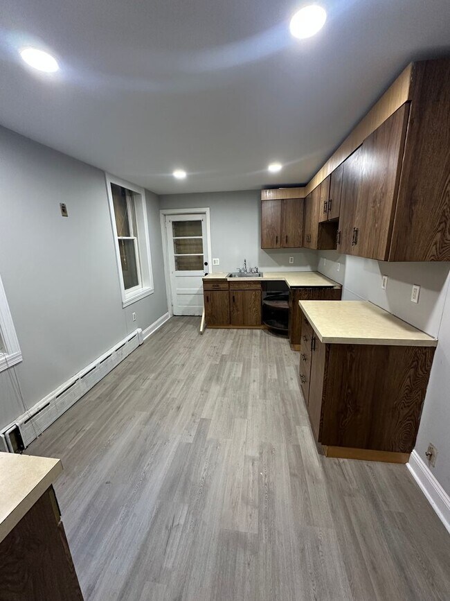 Building Photo - Fully renovated 3 bed, 1 bath townhome