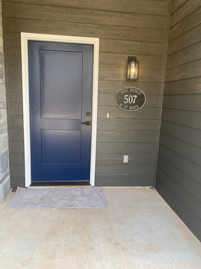 Building Photo - 507 W Fort Worth St