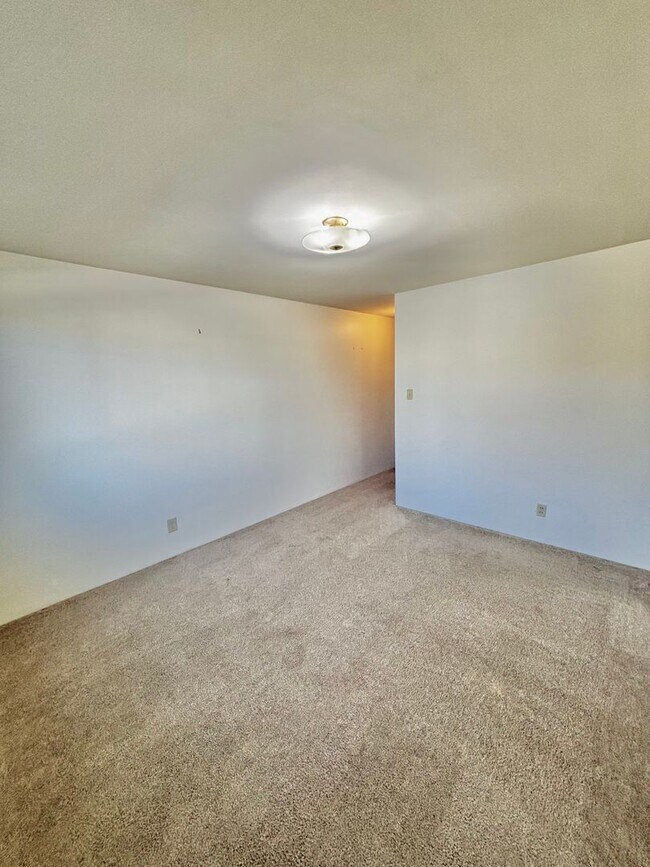 Building Photo - 1221 Illinois St