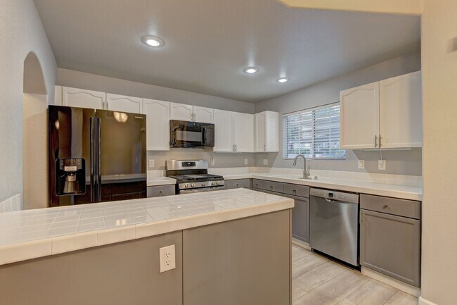 Building Photo - Corner Unit Condo in Gated Summerlin Community with Pool & Spa – 2 Bed, 2 Bath, Large Covered Patio