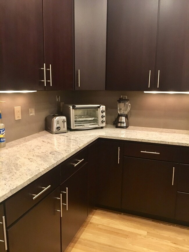 Building Photo - Lovely and Light Open Concept Louisville H...