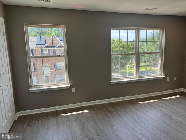 Building Photo - 8216 Dellwood Ct