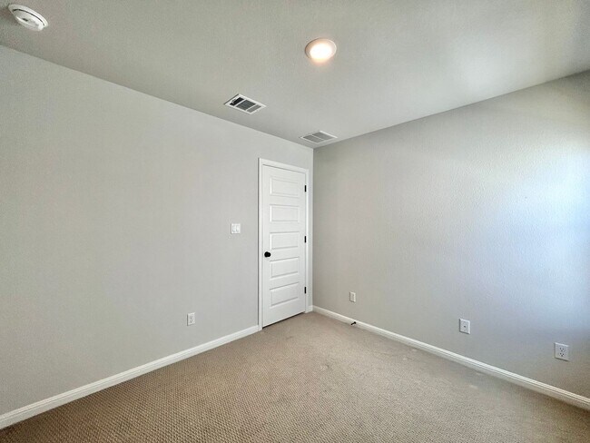 Building Photo - Spacious 3/BR 2.5/BA Home with Modern Fini...