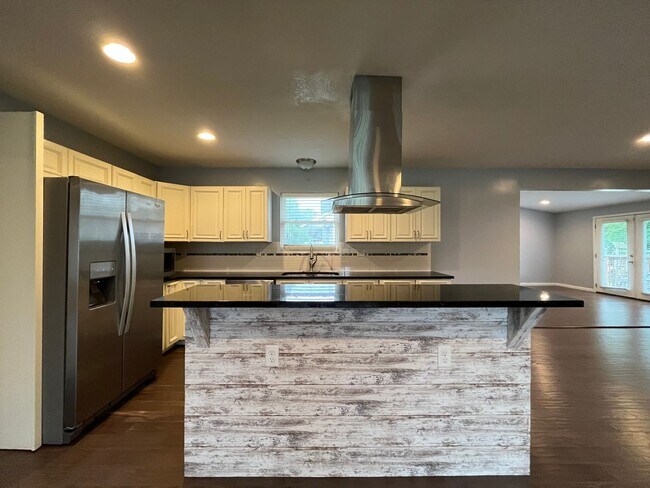 Building Photo - Beautiful home, rural setting but close to...