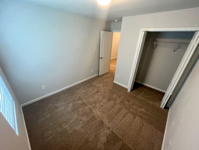 Building Photo - Beautiful 3 bedroom, 2 1/2 bathroom home i...