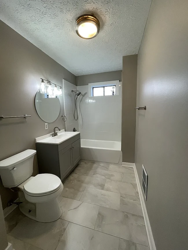 Full bathroom - 2508 Guilford Ave