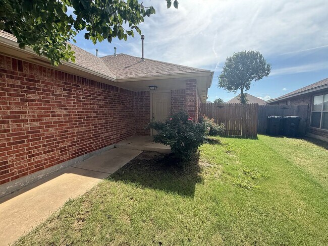 Building Photo - 3 bed duplex. New carpet, great kitchen Island and a fenced backyard in Moore schools!