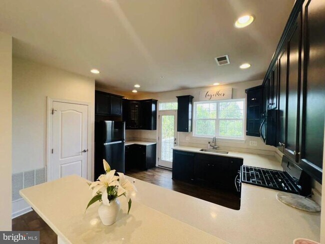 Building Photo - 7440 Riding Meadow Way