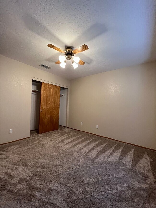 Building Photo - Beautiful 3 bedroom 2 bathroom home in Apple Valley Available now!!