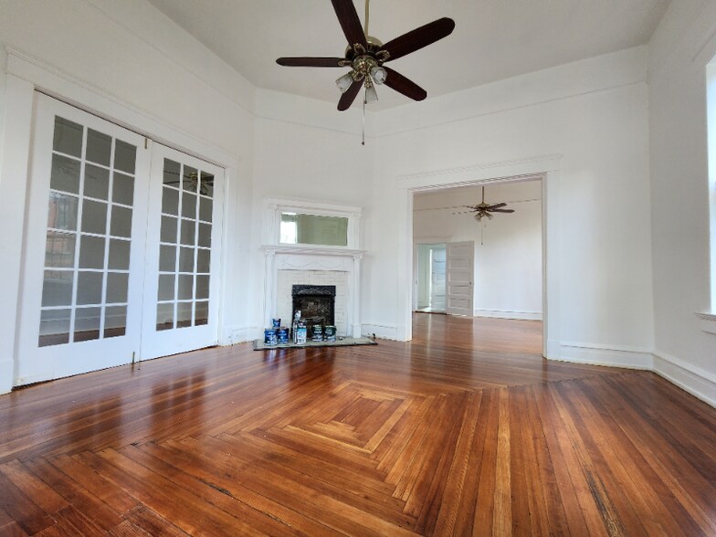 Building Photo - 106 S Bayou St