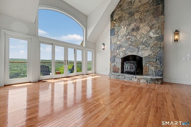 Building Photo - 12 Fox Run