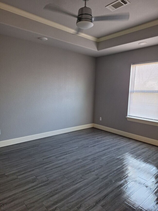 Building Photo - 3 bedroom Duplex with Move in special