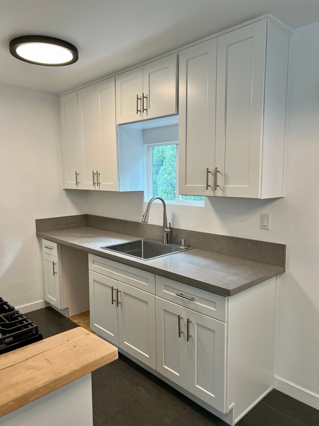 Kitchen - 3466 Glendon Ave