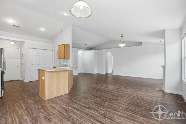 Building Photo - 15605 NE 92nd St