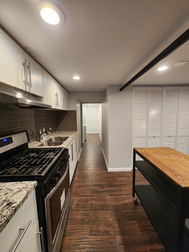 Building Photo - 3055 N Lockwood Ave