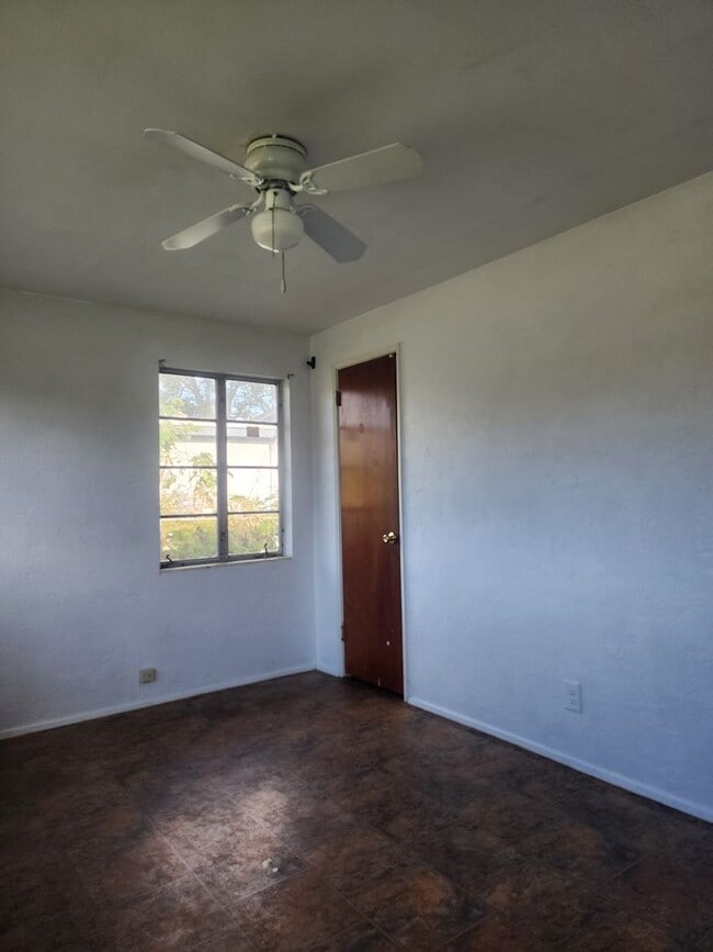 Building Photo - 2 Bedroom 1 Bath Single Family Home, Fence...