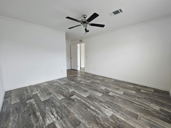 Building Photo - 6691 Hidden Oaks Dr