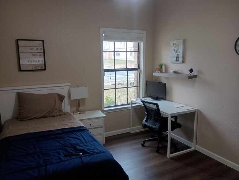 Building Photo - Room in House on Arabian King