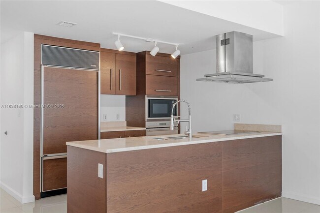 Building Photo - 495 Brickell Ave