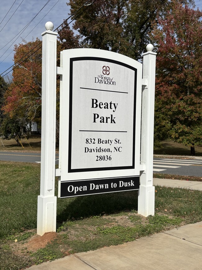 Building Photo - 917 Shearer St