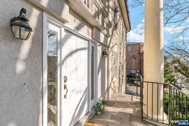 Building Photo - 360 Gorge Rd