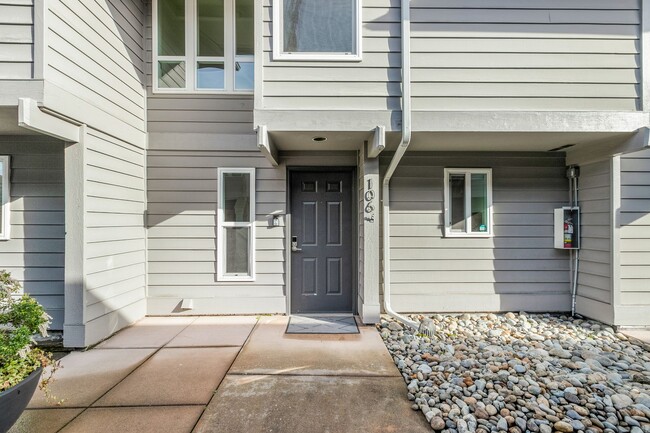 Building Photo - 2Bd/2.5Ba Bellevue Townhouse