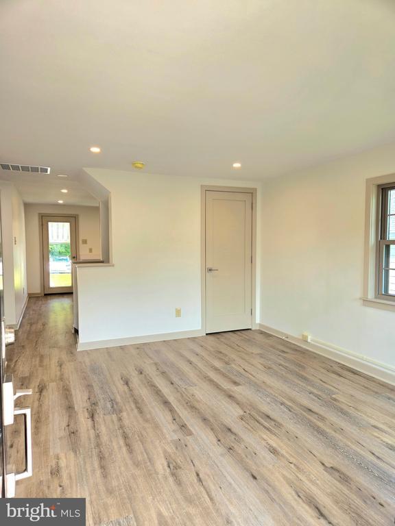Building Photo - 124 Elm St