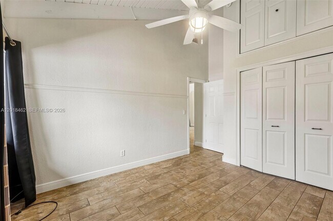 Building Photo - 2731 Parkview Dr S