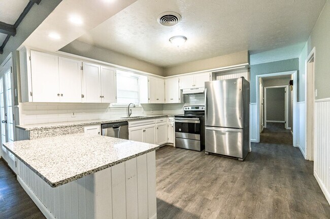 Building Photo - Large 3 bedroom with 2 living areas. Easy ...