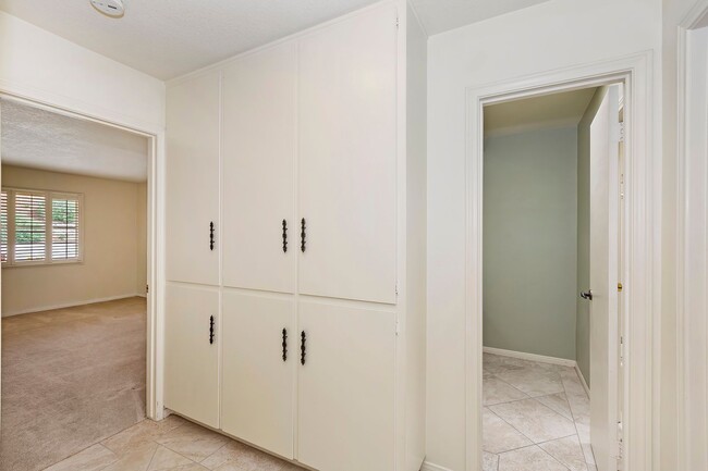 Building Photo - Gorgeous 2 bedroom, 2 bath in the hills ab...